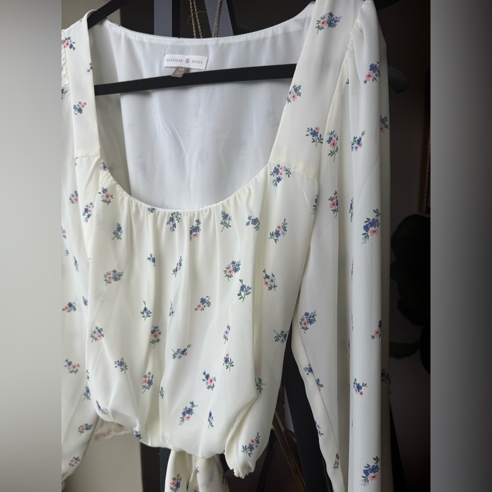 Backyard Roses Shelly Top Size Medium NWT - Picture 8 of 15